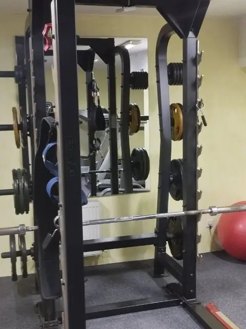 Rack de forță cu bară de tracțiuni